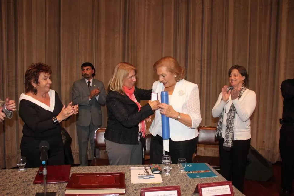 RECONOCIMIENTO. La vicerrectora de la UNT, Alicia Bardón, hace entrega del título de Profesora Emérita de la UNT a la doctora Elena Rojas Mayer. PRENSA UNT
