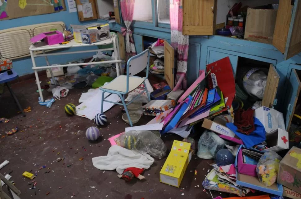 BARRIO POLICIAL. No se salvó ni el jardín de infantes de la escuela del barrio donde vive personal de seguridad: además de los destrozos, hubo saqueo. LA GACETA / FOTO DE JUAN PABLO SANCHEZ NOLI (ARCHIVO)