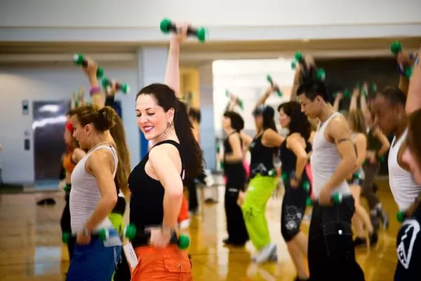 ALTERNATIVA. Bailar zumba ayuda a bajar de peso. FOTO TOMADA DE COLISEUMGYM.COM.AR