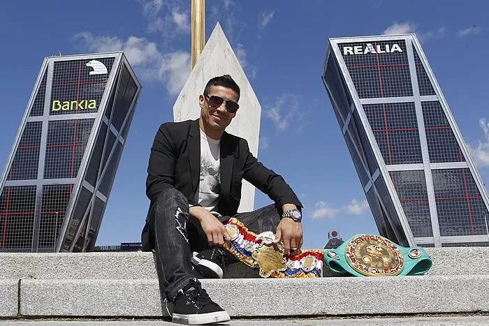 EN ESPAÑA. El campeón mundial de los medianos, posando junto a las torres KIO, será operado en Madrid. FOTO TOMADA DE MARCA.ES