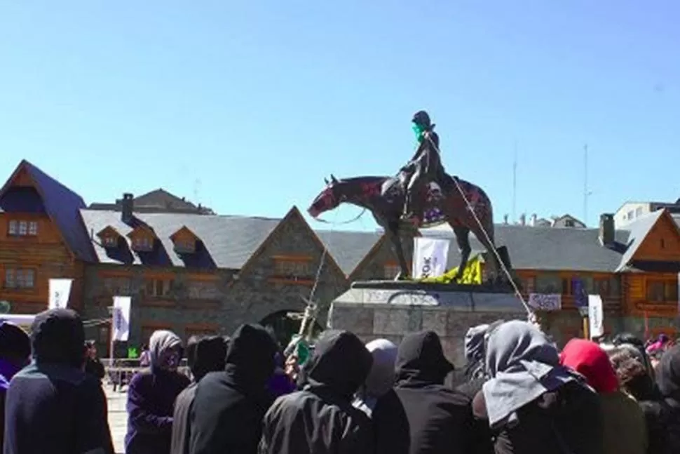 RODEO. Los manifestantes intentaron tirar la estatua con sogas. FOTO TOMADA DE INFOBAE.COM.AR (ANBARILOCHE)
