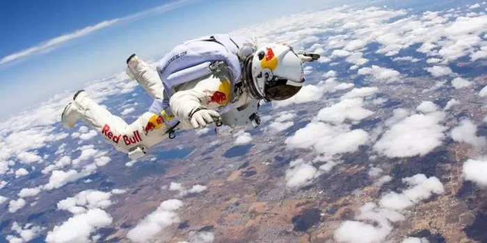 AL VACIO. El deportista extremo estuvo más de cuatro minutos en caída libre, antes de abrir el paracaídas. FOTO TOMADA DE MDZOL.COM