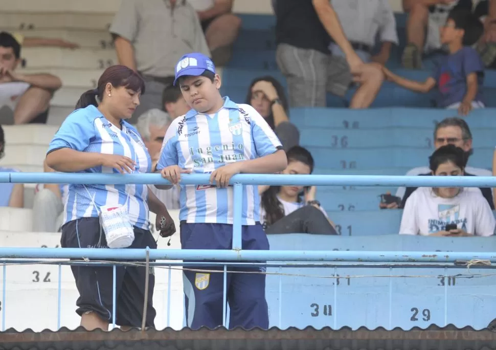 EN PRIMERA FILA. Fernando y su tía son fieles hinchas de Atlético y ayer alentaron en todo momento pese a que el resultado no acompañaba. LA GACETA / FOTOS DE JORGE OLMOS SGROSSO