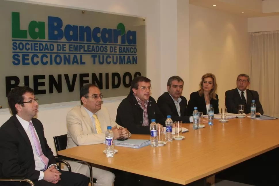 ACCIÓN CONJUNTA. Los bancarios y Cano -a la derecha de Silvia Pérez- temen por el futuro de la Caja. PRENSA ASOCIACIóN BANCARIA
