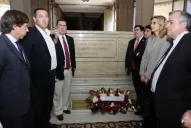 Ante la tumba de Alberdi exigieron que se respete la Constitución