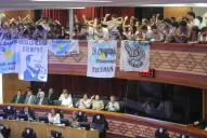 Las barras, los cantos y las banderas fueron del PJ, que aprobó el voto joven