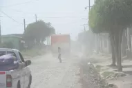 Viven presos de una nube de polvo que los deja ciegos y los obliga a encerrarse