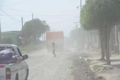 Viven presos de una nube de polvo que los deja ciegos y los obliga a encerrarse