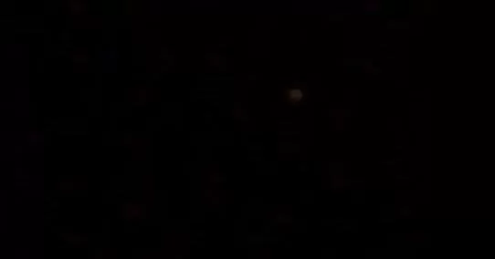 LUCES EN EL CIELO. El OVNI fue filmado cuando sobrevolaba la cumbre del cerro. CAPTURA DE VIDEO