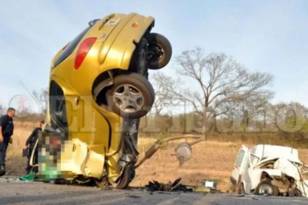 IMPRESIONANTE. El auto quedó con la trompa clavada en el piso. El accidente ocurrió esta mañana entre un Fiat Fiorino y un Peugeot 206. FOTO TOMADA DE ELTRIBUNO.INFO.