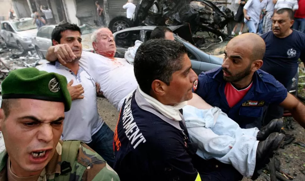 HORAS DE MIEDO. Un hombre es rescatado por soldados libaneses, tras la explosión. REUTERS