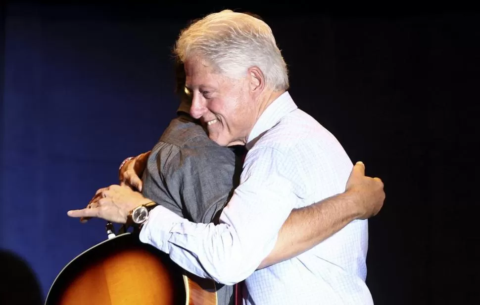 EN PARMA, OHIO. El cantante y el ex presidente se abrazan en un acto. REUTERS