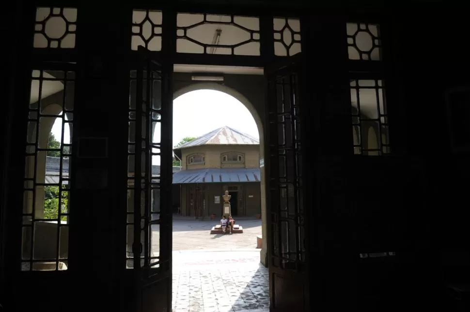 LO QUE SE VE DESDE LA PUERTA. La foto fue tomada desde el hall de entrada del establecimiento. Se puede ver a dos adolescentes que están sentadas a la sombra del busto del prócer. LA GACETA / FOTOS DE FRANCO VERA