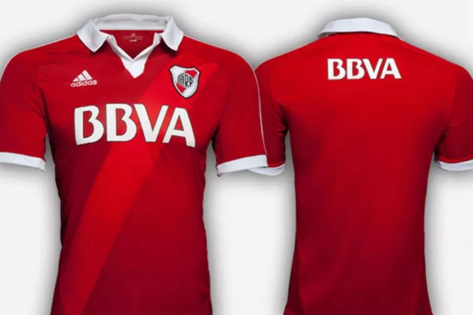 ALTERNATIVA. Fotos de frente y de atrás de la nueva camiseta auxiliar de  River, que vendió más de 40.000 prendas en un mes.