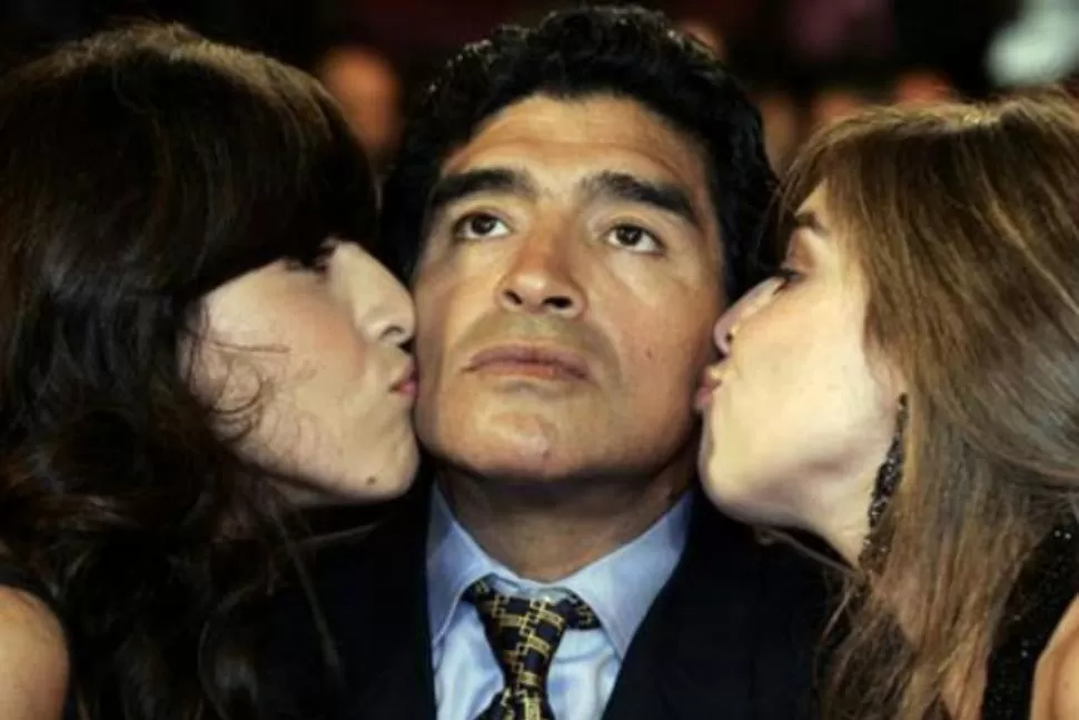 AMOR ETERNO. Diego Maradona y sus hijas Dalma y Gianina. Tenemos una historia en común y una maravillosa familia, dijeron las hijas de Diego en el texto oficial. FOTO TOMADA DE LACAPITAL.COM