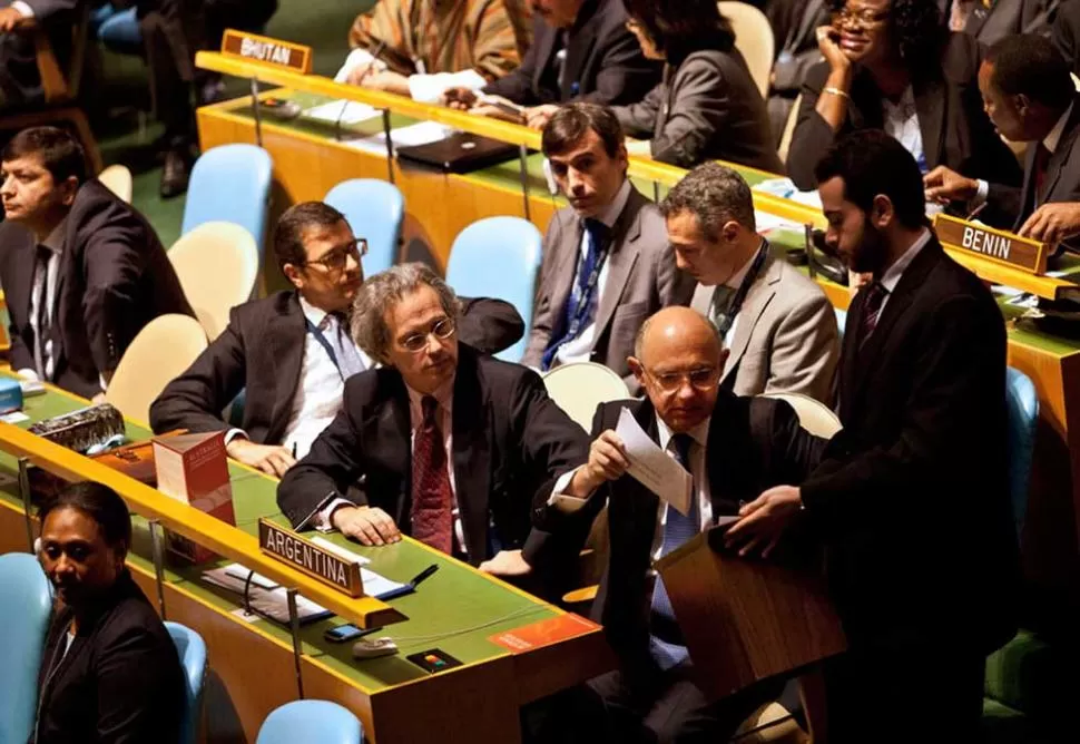 EN NUEVA YORK. Timerman deposita su voto en la Asamblea de la ONU para elegir a los miembros no permanentes del Consejo de Seguridad. REUTERS