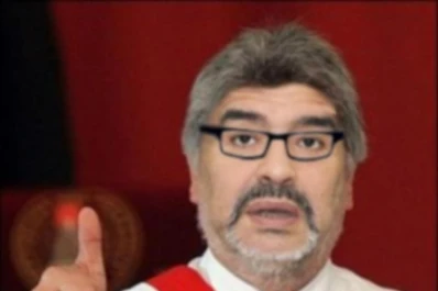 Se burlan con afiches de los escándalos sobre Maradona y su paternidad