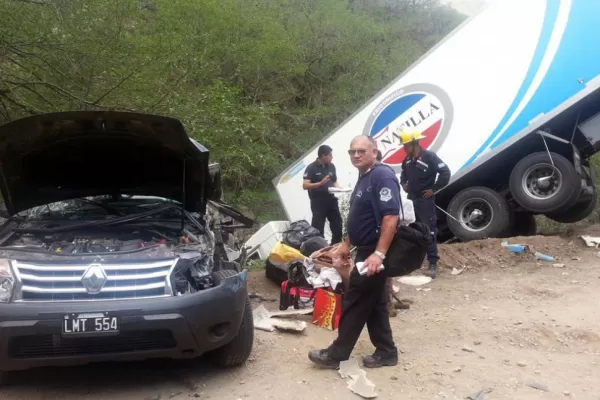 Un camión chocó contra una camioneta y cayó al río