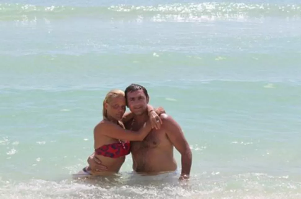 MUY ENAMORADOS. La pareja disfrutó del relax y el mar bajo el sol caribeño. FOTO TOMADA DE TELESHOW.INFOBAE.COM