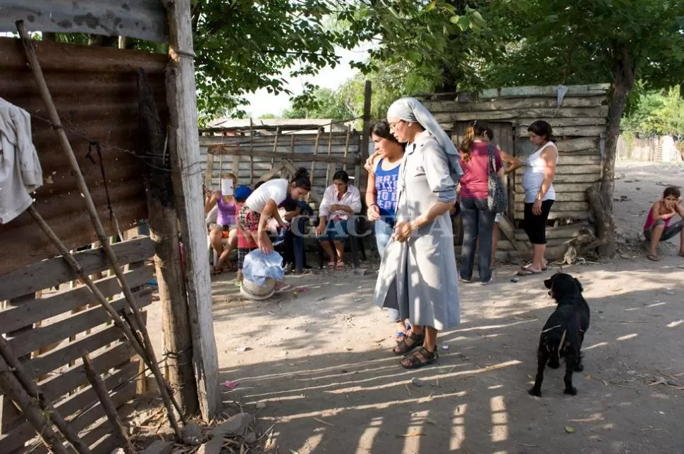 DESCONSUELO. Una de las monjas villeras acompaña a la familia de José. LA GACETA / FOTO DE OSCAR FERRONATO