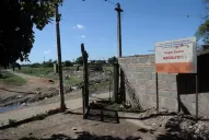 Un paisaje de rejas simboliza el miedo de la gente