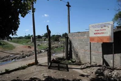 Un paisaje de rejas simboliza el miedo de la gente