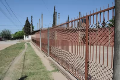 Salen de casa y miran para todos lados