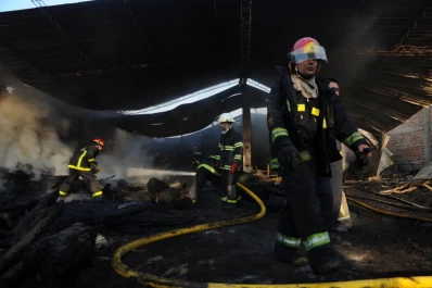 El fuego devoró el depósito de un aserradero