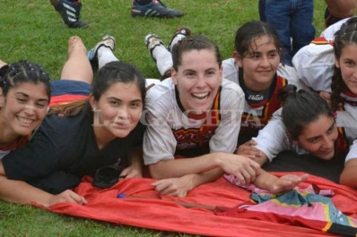 Las chicas de Cardenales festejaron el campeonato
