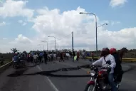 Las Madres del Pañuelo Negro cortaron el puente Barros