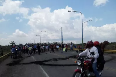 Las Madres del Pañuelo Negro cortaron el puente Barros