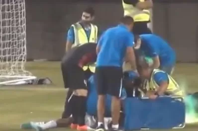 Un hincha lanzó una bomba a un jugador tendido durante un partido de fútbol