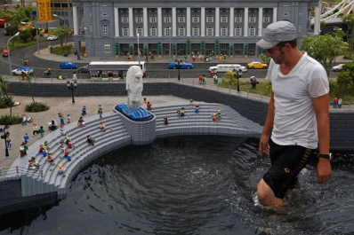 Una reproducción con legos de un complejo hotelero de singapur