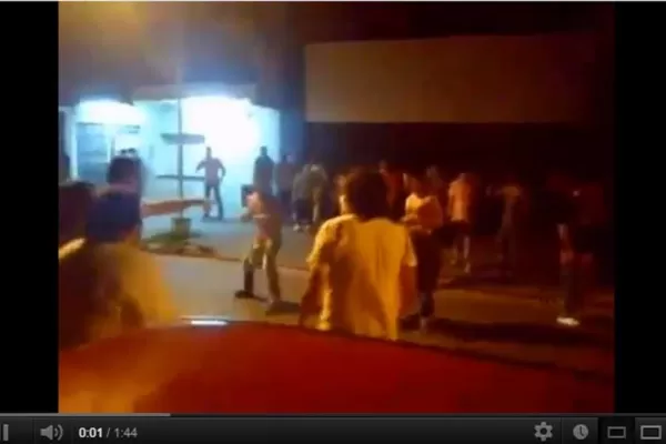 Peleó a la salida de un boliche y terminó tirado en el pavimento