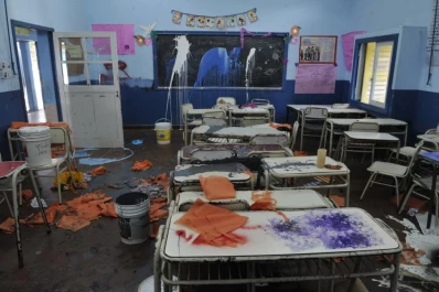 Los vándalos destrozaron varias aulas en una escuela de Tafí Viejo