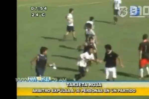 Un árbitro expulsó a 36 jugadores tras una batalla campal