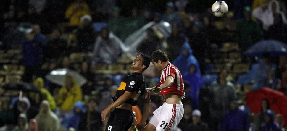 POR EL AIRE. Viatri jugó mal contra Estudiantes y los hinchas de Boca lo criticaron. 