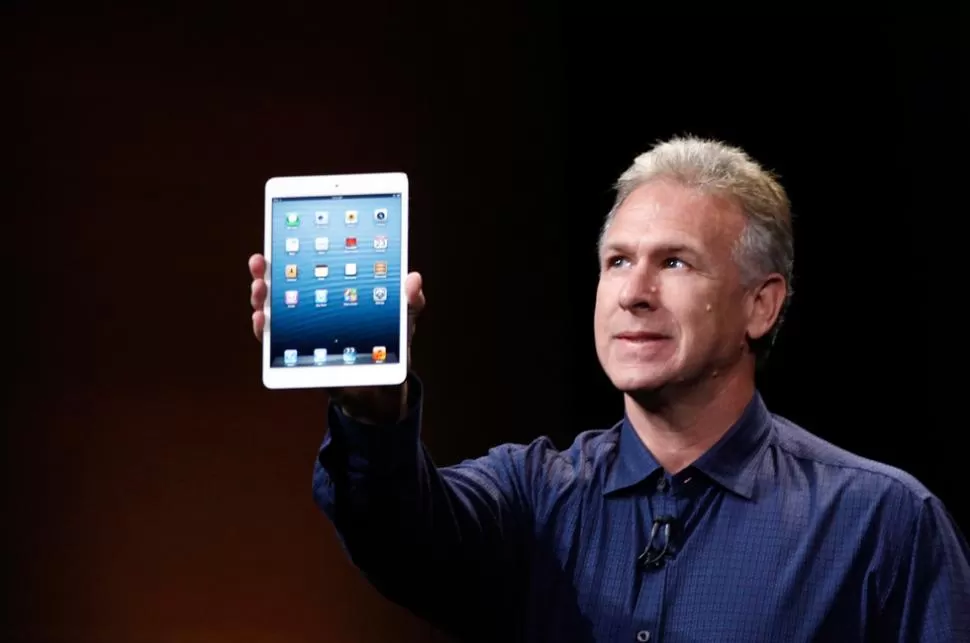 EN UNA MANO. El iPad Mini es mucho más ligero que los otros iPad. REUTERS