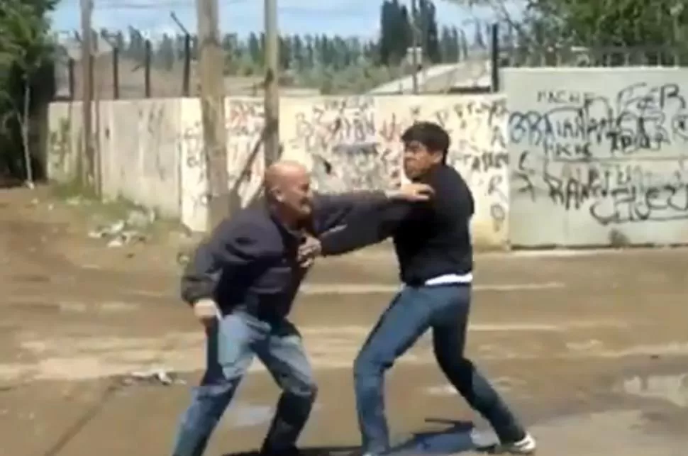 PELEA. El dirigente y el funcionario se enfrentaron en la calle. CAPTURA DE VIDEO