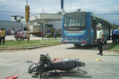 Chocó contra un colectivo, se golpeó la cabeza y murió