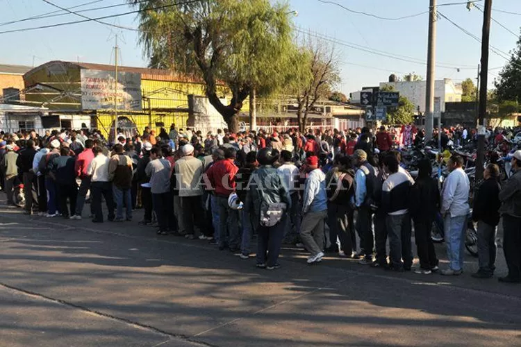 ACOMPAÑAMIENTO. Los hinchas santos tendrán una buena chance de volver a demostrar que siempre están junto a su equipo. LA GACETA / ARCHIVO