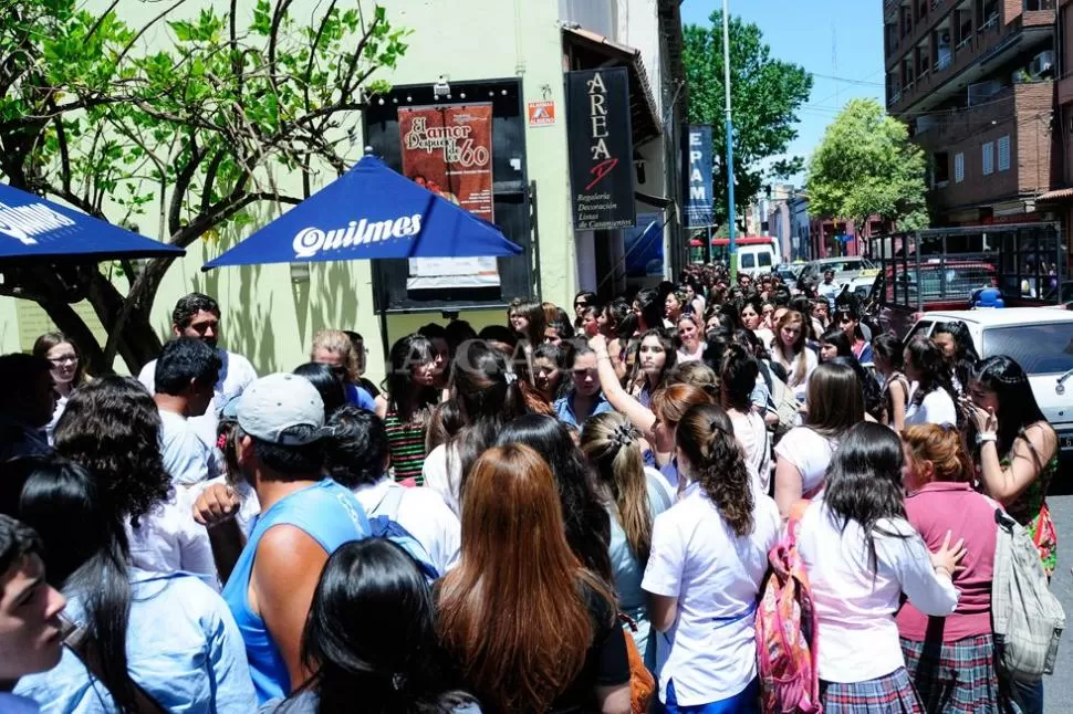 UNA MULTITUD. Miles de jóvenes se acercaron al lugar en donde pudieron estar cerca de su ídolo. LA GACETA / FOTO DE ANALIA JARAMILLO