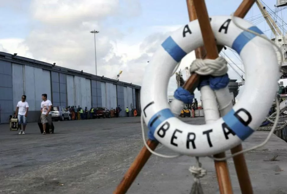 ULTIMAS HORAS. Los marineros preparan la evacuación de la Fragata Libertad, en el puerto  de Tema. FOTOS DE REUTERS