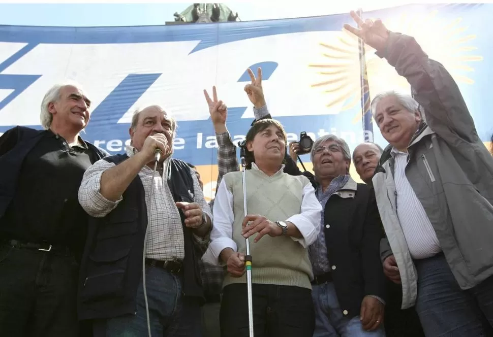 OPOSITORES. Pablo Micheli, de la CTA y Hugo Moyano (CGT), encabezaron la marcha frente al Congreso.  DYN