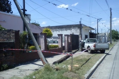 Un misterioso chofer chocó, huyó y abandonó el vehículo