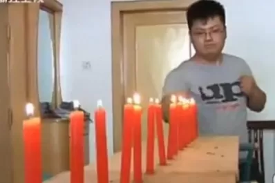 Un chino apaga velas con golpes de kung-fu