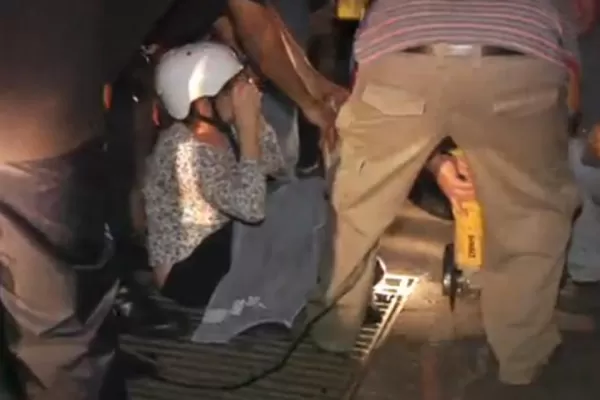 Dramático rescate de una mujer que quedó atrapada en una alcantarilla