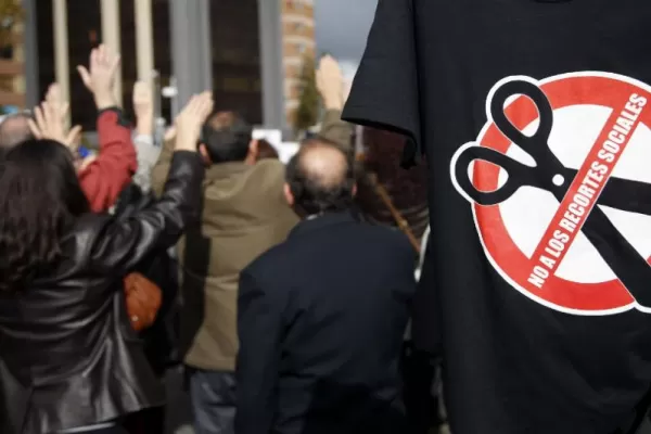 El desempleo en España superó el récord histórico del 25%