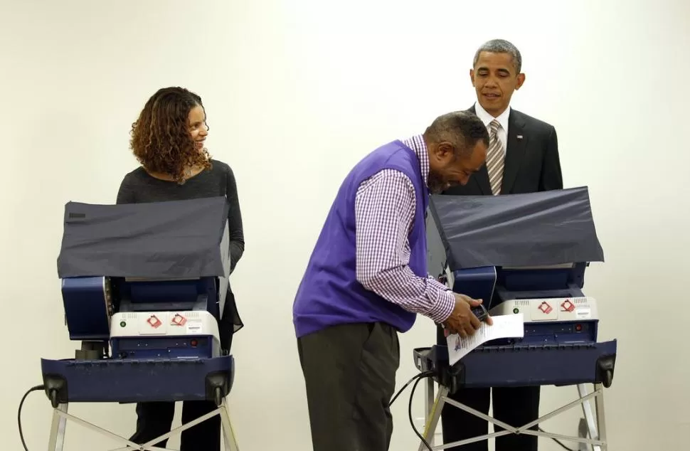 ANTICIPADO. Obama votó en el centro Martin Luther King de Chicago. REUTERS