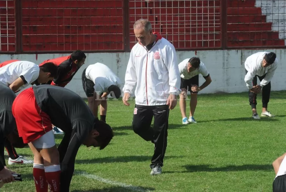 MEJORAR. El entrenador y sus dirigidos quieren cortar la racha de resultados negativos jugando afuera de La Ciudadela. LA GACETA / ARCHIVO